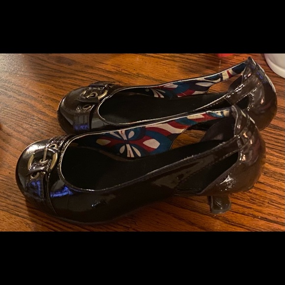 Brown w/buckle patent leather kitten heels. Size 6 1/2 - Picture 5 of 6